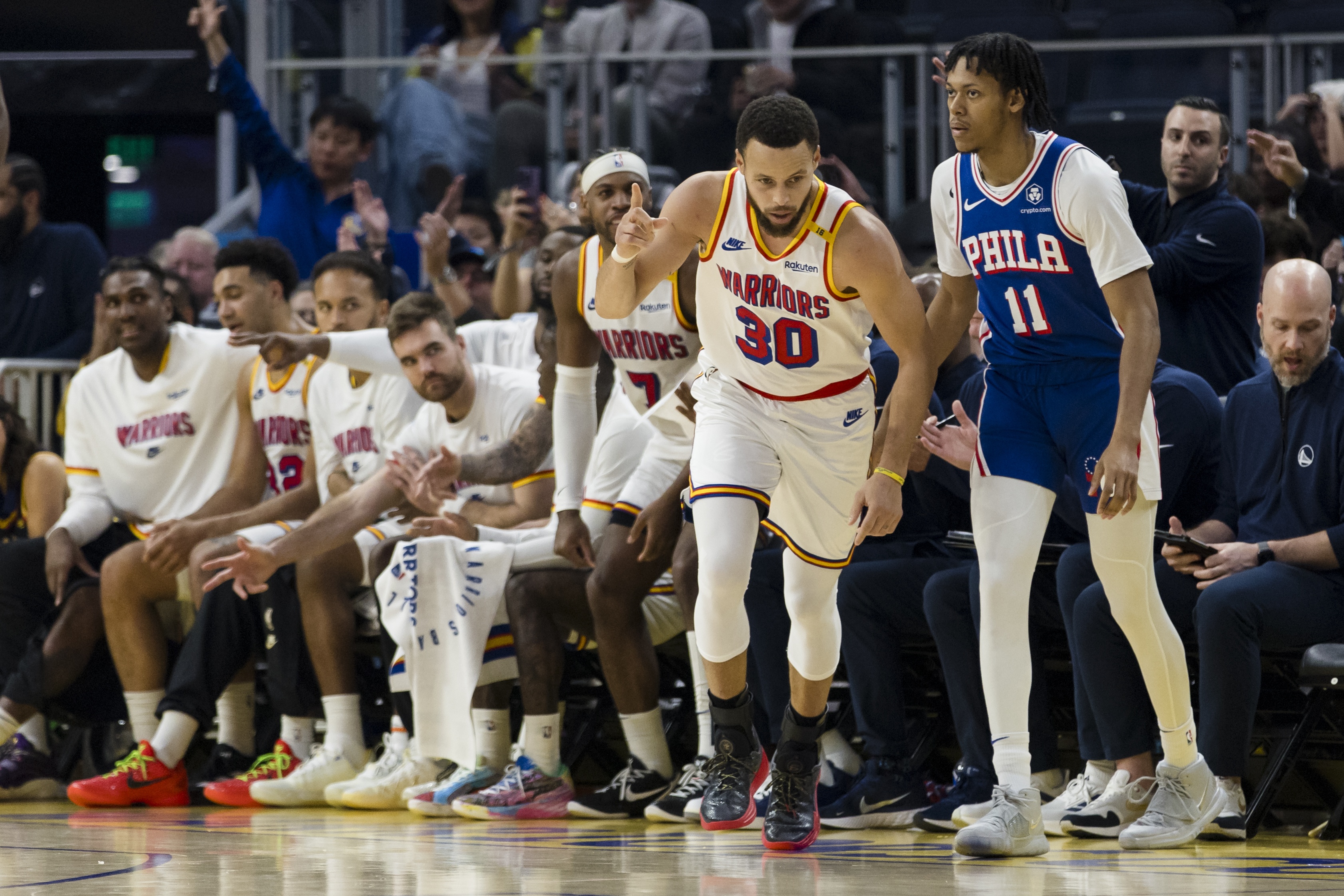 NBA常规赛激烈进行，火箭勇士展开巅峰对决的简单介绍