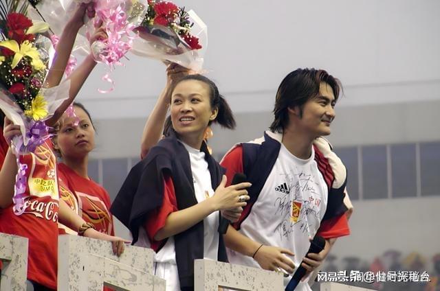 国脚高峰：抛弃那英、放弃刚出生儿子，19年后现状如何？