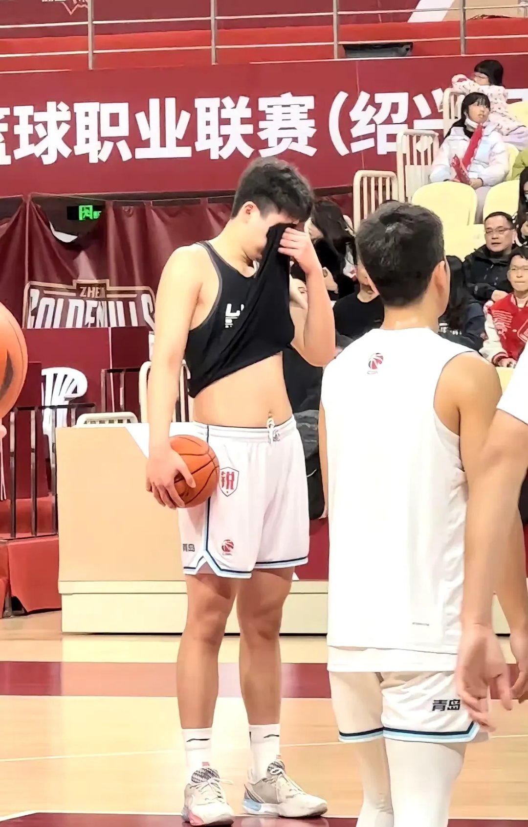 包含为什么全民都在关注杨瀚森？因为他是姚明未完成的梦想！的词条